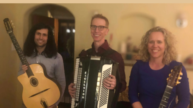 Three people with two guitars and an accordion, smiling indoors under "Swing Spontané" text.